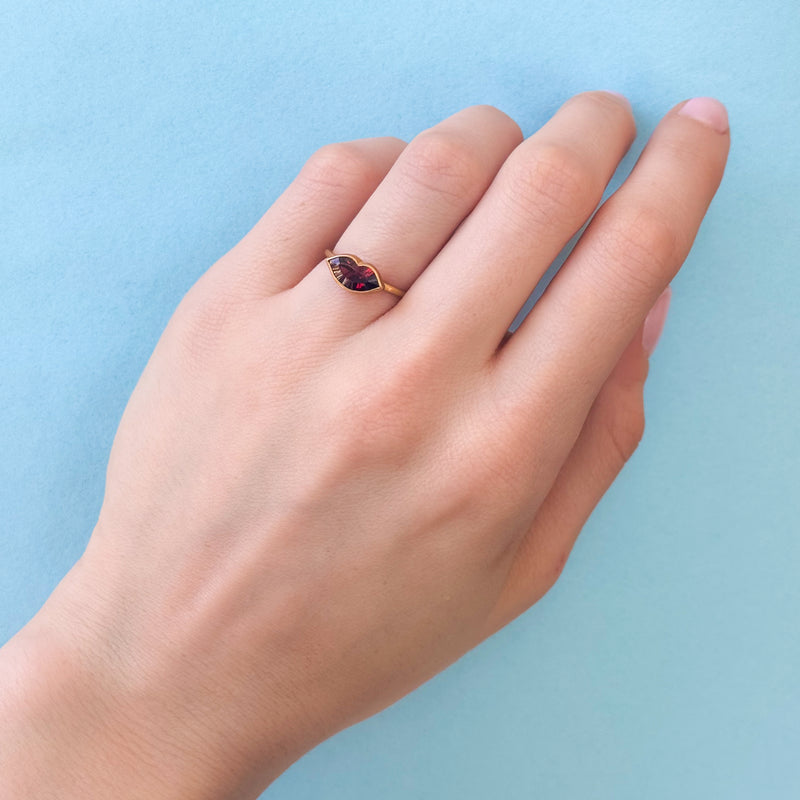 ガーネット スモール "テンダー・キス" リング GARNET